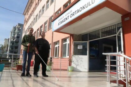 AYNI OKULDA GOREVLI GORME ENGELLI IKI OG 1028440 304919