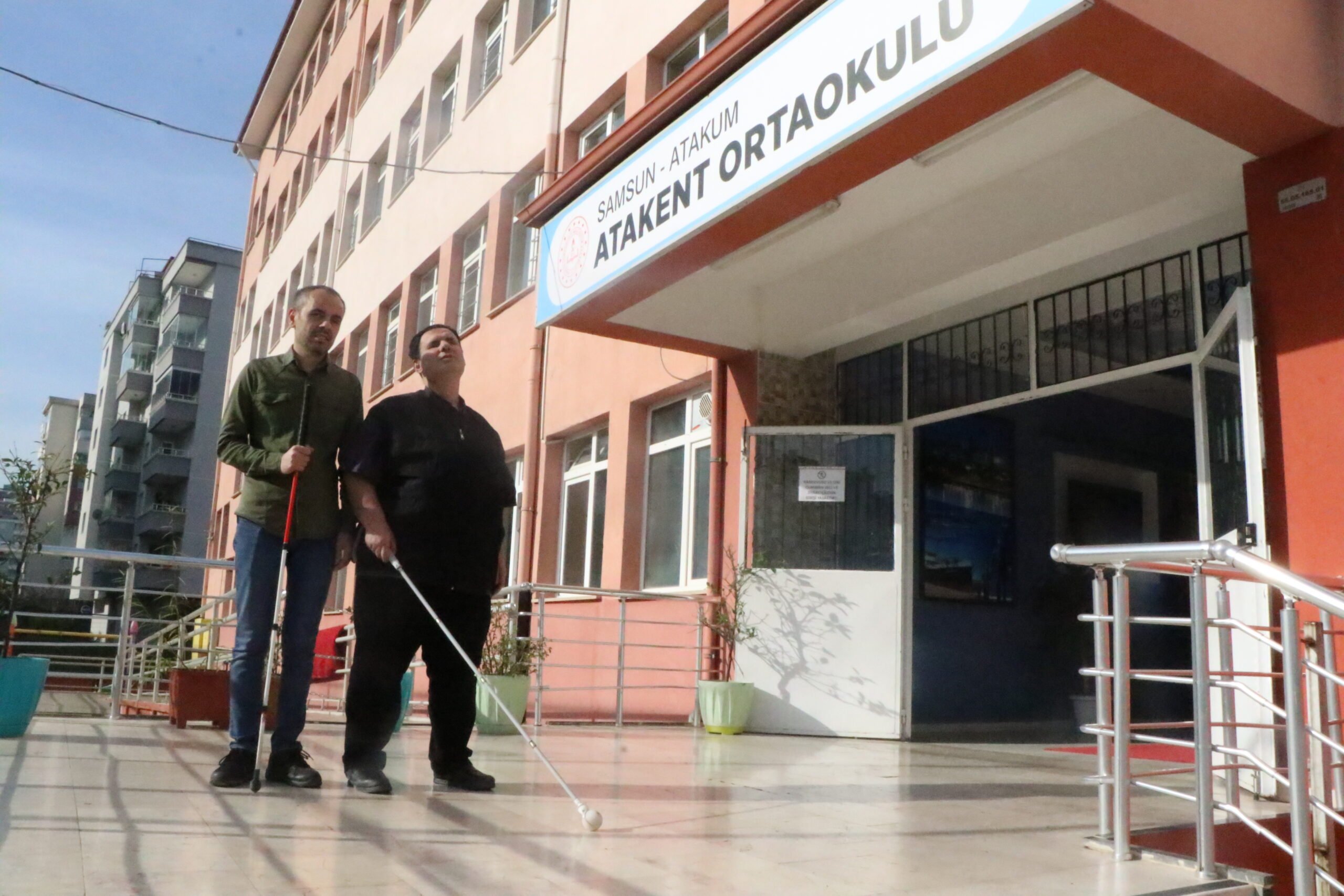 Aynı okulda görevli görme engelli iki öğretmen çevrelerine