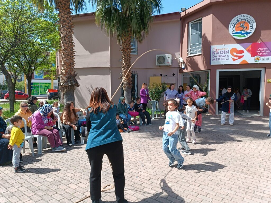 Atakum Belediyesi ve Ozgecan Kadin Danisma Merkezi Depremzedelere Yonelik Etkinlik Duzenliyor