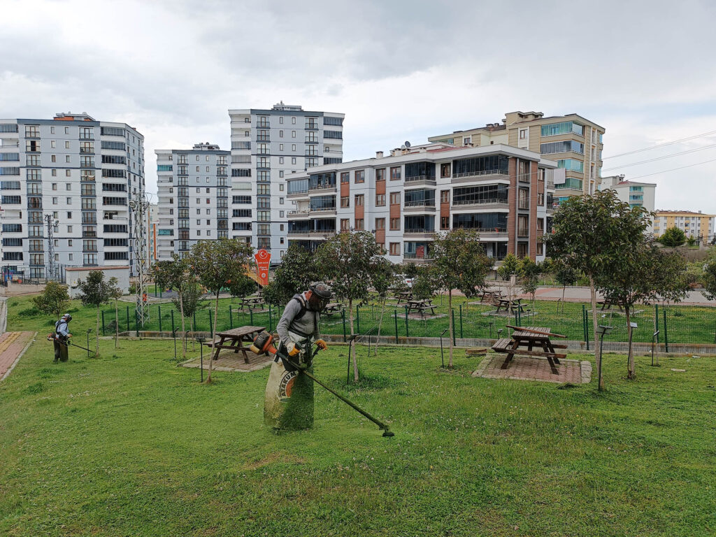 Atakum’un parklarında bahar temizliği