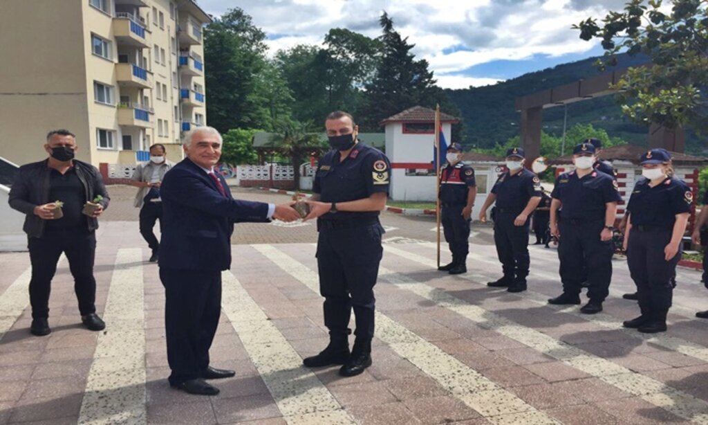 Ayvacik Ziraat Odasindan Kovid 19 salgininda fedakarca calisan saglik ve guvenlik gorevlilerine cicek