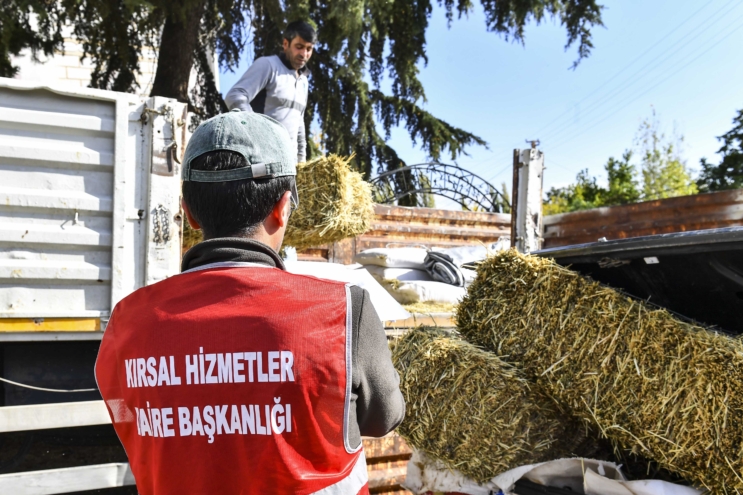 Saman ile arpa kırığı Başkentli çiftçilere ücretsiz olarak dağıtılmaya başlandı