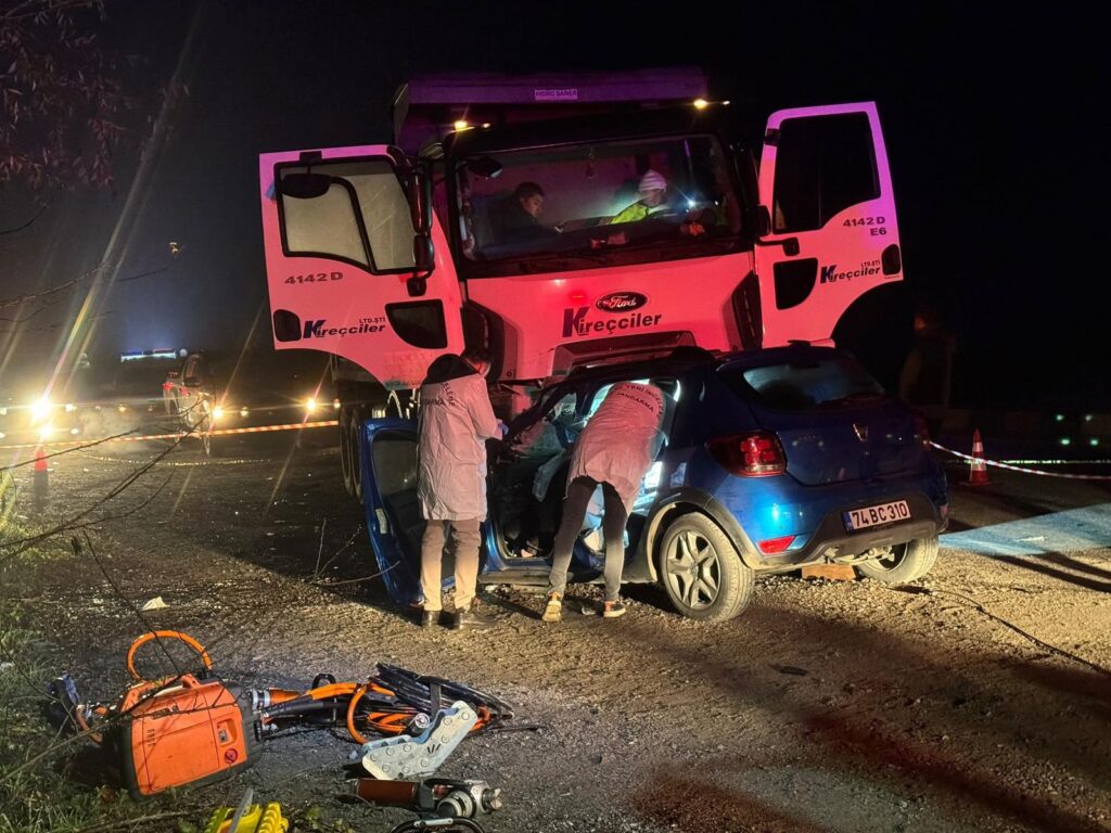 Feci kaza! Kamyonla çarpışan otomobildeki 5 kişi hayatını kaybetti