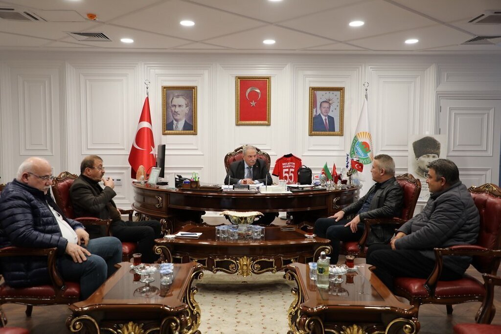 BASKAN DEMIRTAS BELEDIYE BASKANLARINI SIRASIYLA MAKAMINDA AGIRLADI