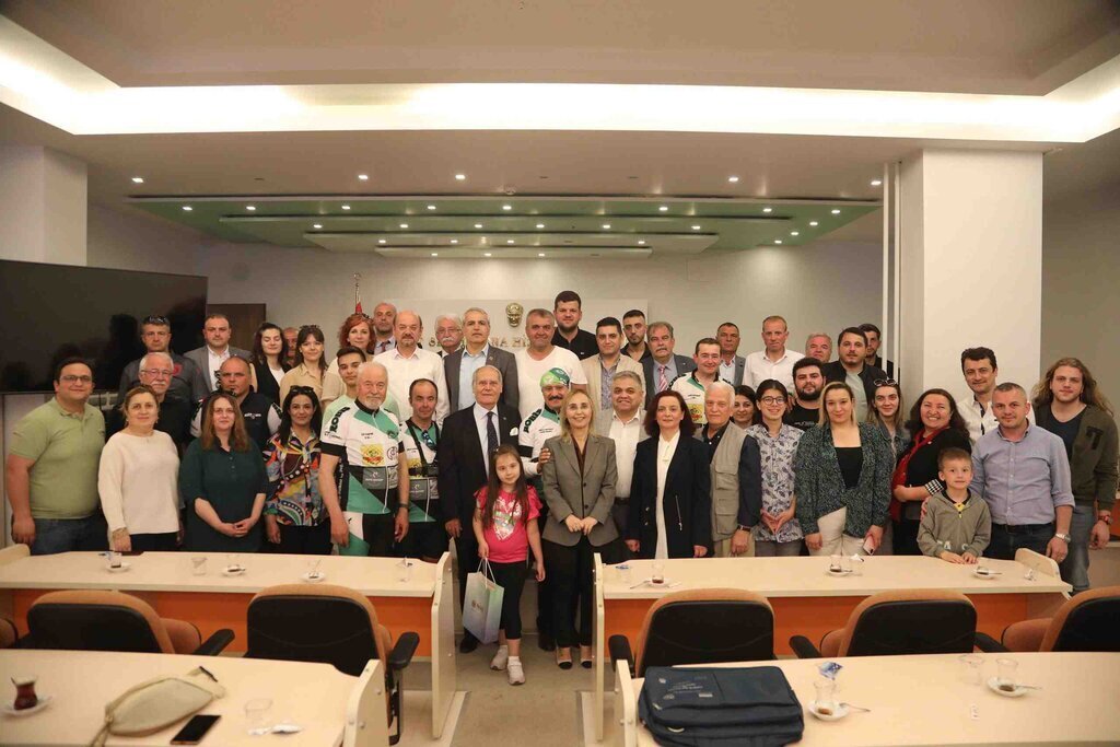 BASKAN DEVECI ATA TOPRAGINDAN YETISEN CICEGE GOZUMUZ GIBI BAKACAGIZ 20 scaled