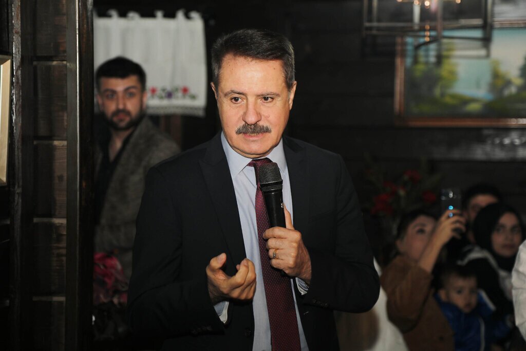 BASKAN DEVECI DEPREMZEDELERLE BULUSTU YUREGIMIZI SIZE ACTIK 4 scaled