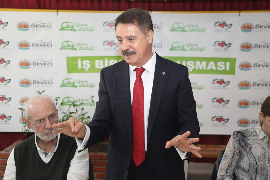 BASKAN DEVECIDEN GENCLERE CUMHURIYET SIZE EMANET 8 scaled