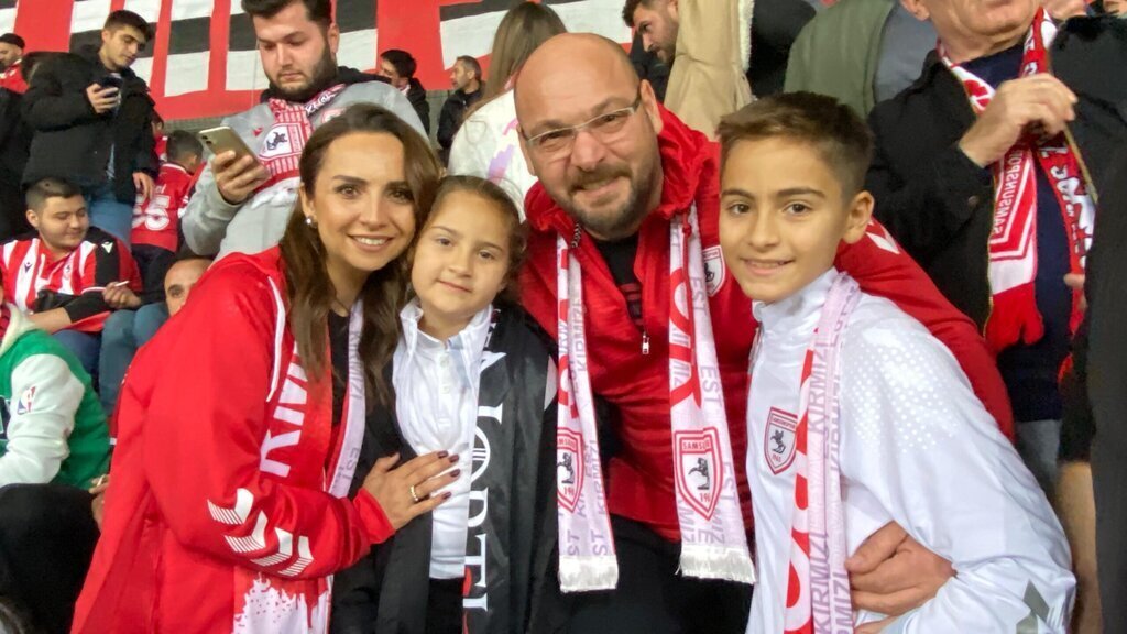 BASKAN TURKEL SAMSUNLU FUTBOLCULARIN HEYECANINI PAYLASTI 2 scaled