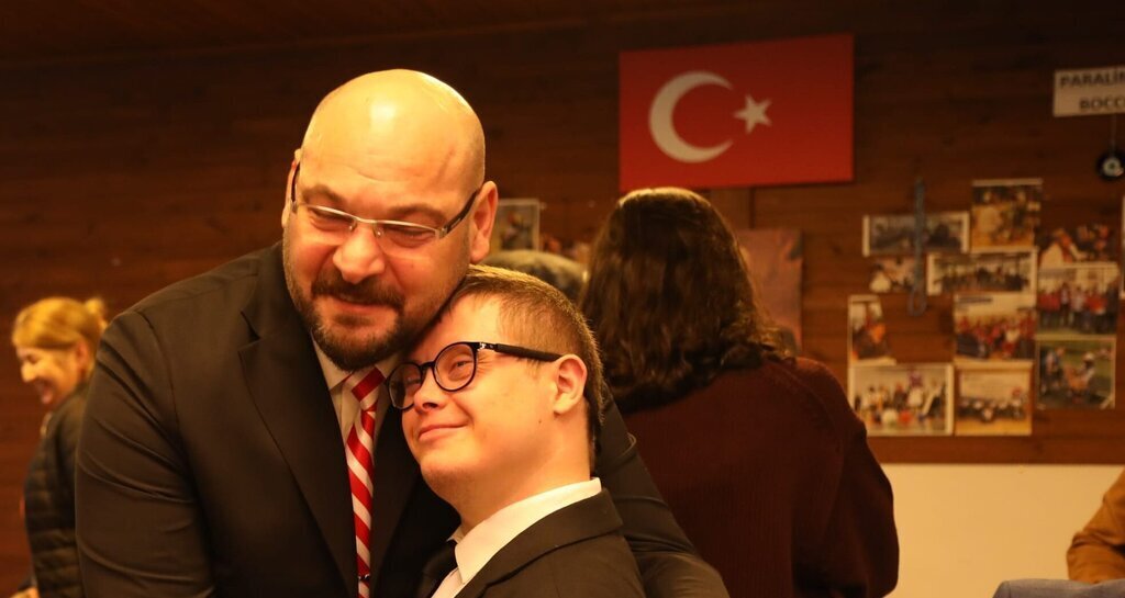 BASKAN TURKEL YASAM PARKTA ENGELLI VATANDASLARLA BIR ARAYA GELDI 2 e1734880541390