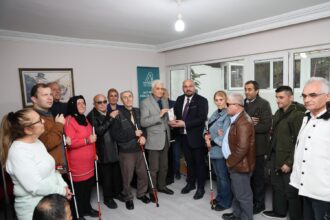 BASKAN TURKELDEN GORME ENGELLI BIREYLERE BEYAZ BASTON DESTEGI 7