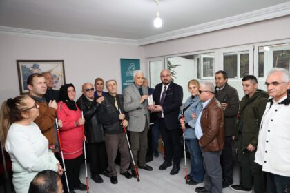 BASKAN TURKELDEN GORME ENGELLI BIREYLERE BEYAZ BASTON DESTEGI 7