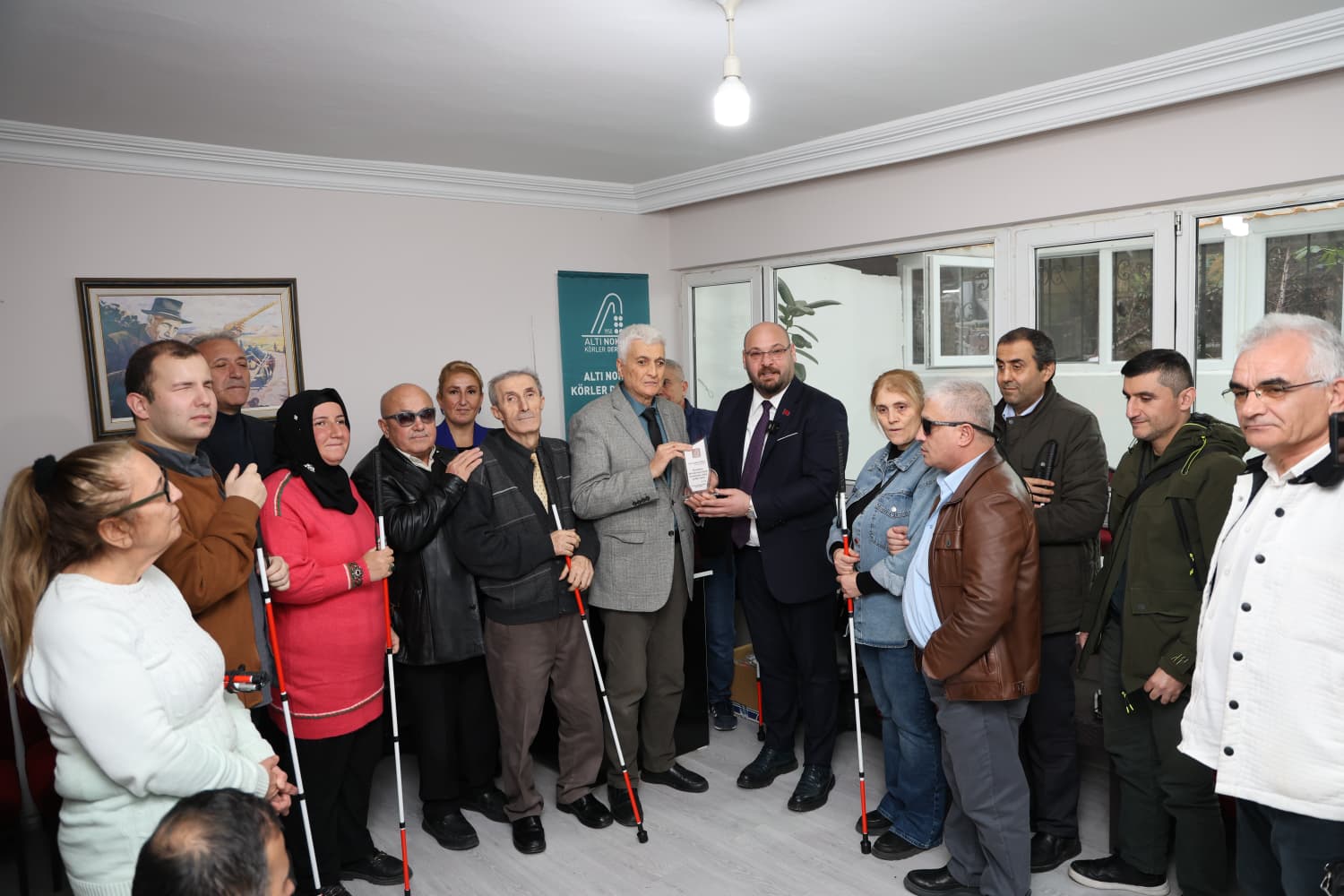 BAŞKAN TÜRKEL'DEN GÖRME ENGELLİ BİREYLERE BEYAZ BASTON DESTEĞİ (7)
