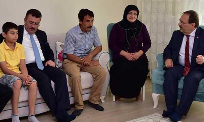 Başkan Şahin şehit ailesini ziyaret etti