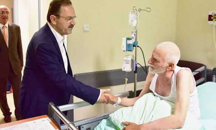 Başkan Şahin’den Kıbrıs gazisine hastanede sürpriz ziyaret