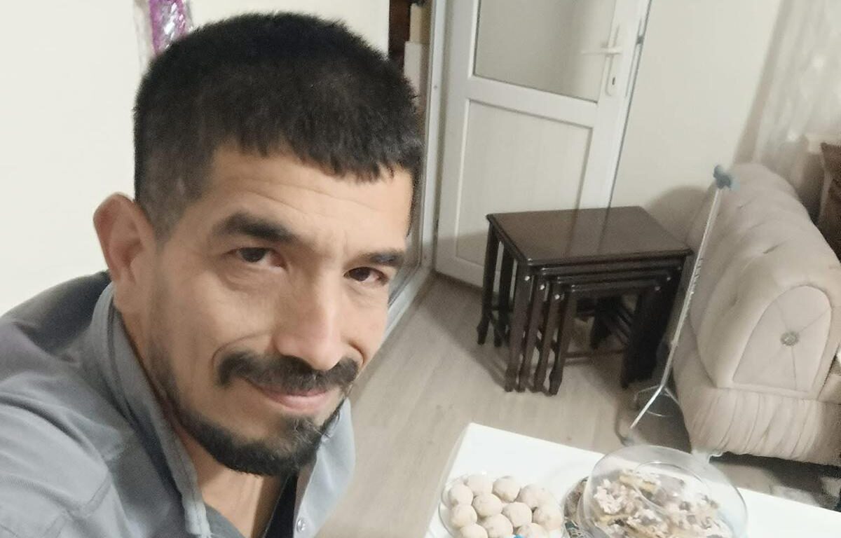 BEDENSEL ENGELLI SOKAK ORTASINDA BICAKLA 904647 268748 e1757416992667