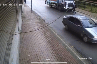 BELEDIYE ISCISININ COP KAMYONUNUN ALTIND 1006638 298651