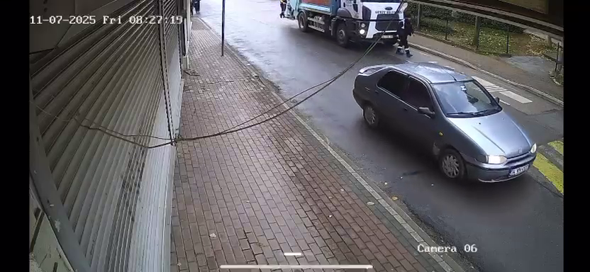 BELEDIYE ISCISININ COP KAMYONUNUN ALTIND 1006638 298651