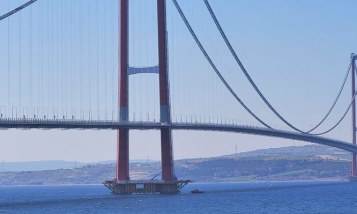 Çanakkale Boğazı olumsuz hava koşulları sebebi ile gemi trafiğine kapatıldı