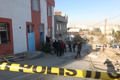 BOSANDIGI KADINI COCUKLARININ YANINDA B 1045712 310324