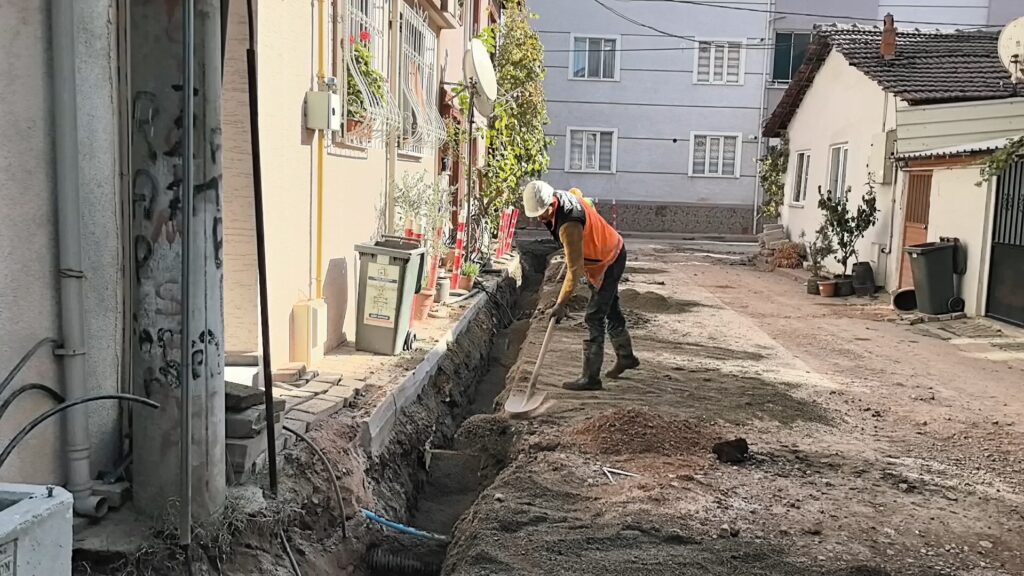 Taşeron işçi binaya girerken pis olmasın diyerek çamurlu ayakkabılarını çıkarıp girdi