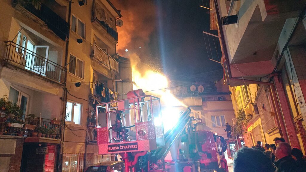 BURSADA IKI KATLI AHSAP BINA ALEV ALEV 415810 122576 scaled