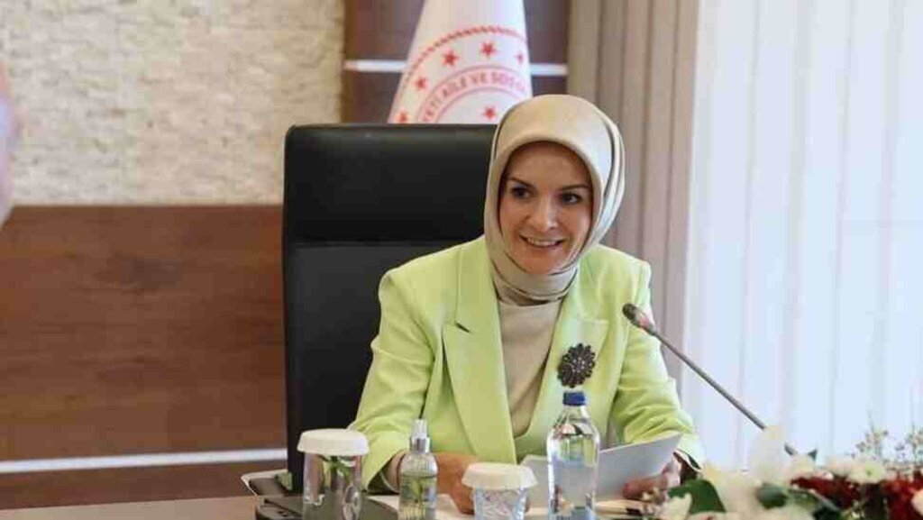 Bakan Goktas Bin 923 Yaslimiza Dijital Okuryazarlik Egitimi Verildi