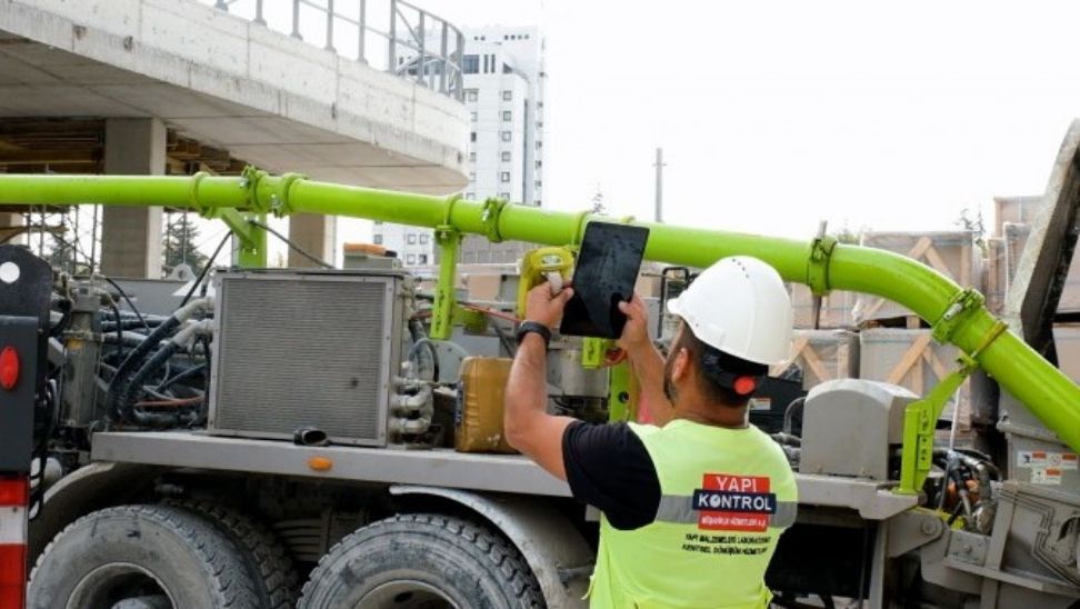 Bakan Özhaseki: “Yapılardaki betonların her aşamasını elektronik ortamda izliyoruz”