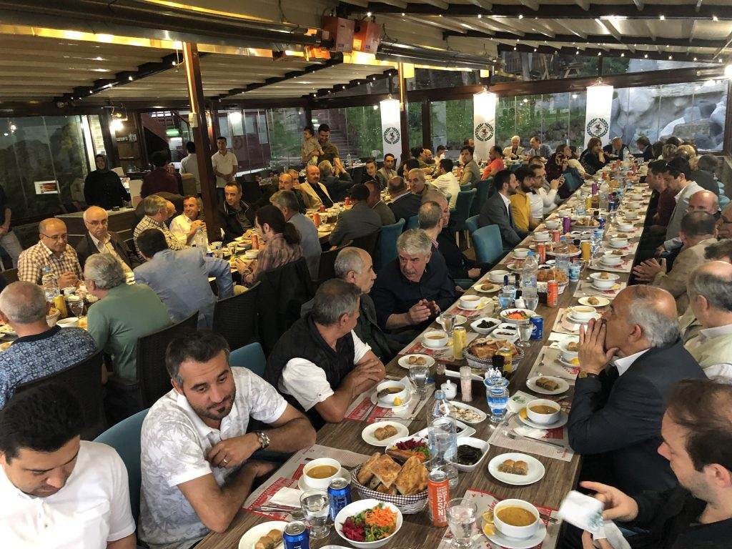 Balkan Türkleri geleneksel iftar sofrasında buluştu