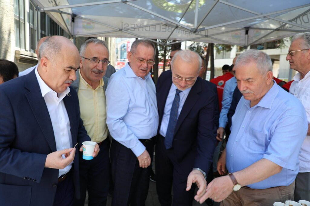 Baskan Demirtas 15 Temmuz sehitleri icin lokma tatlisi dagitti
