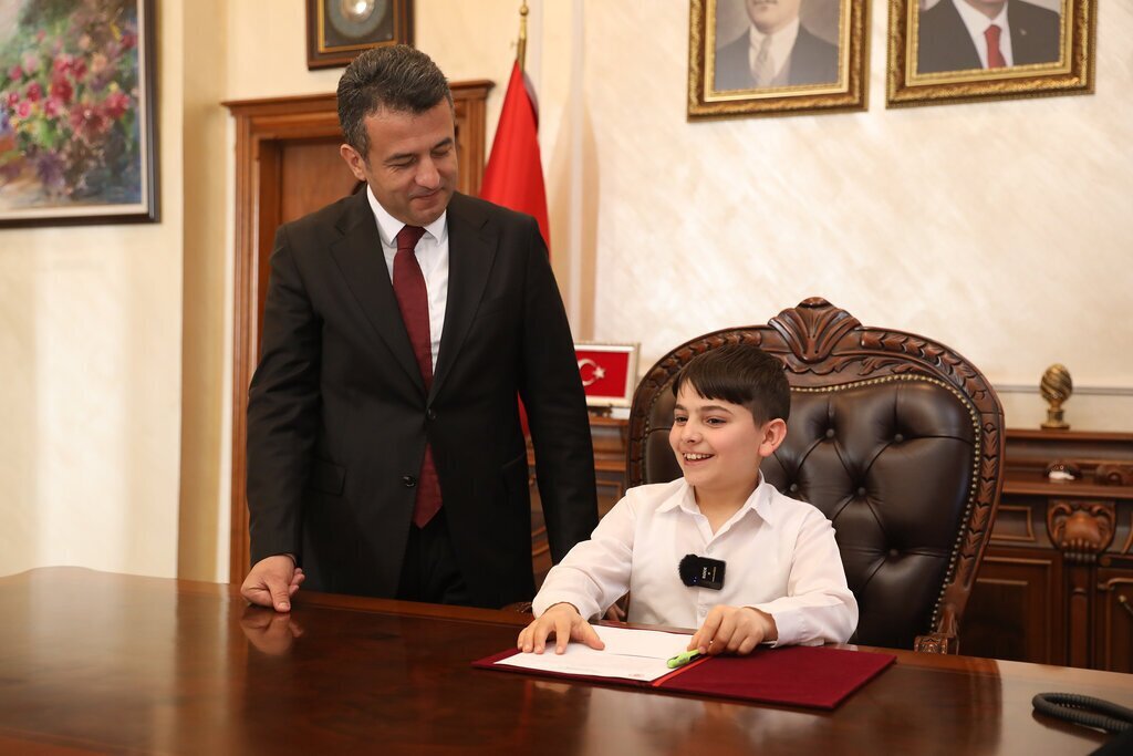 Baskan Dogan koltugunu cocuklara birakti 5