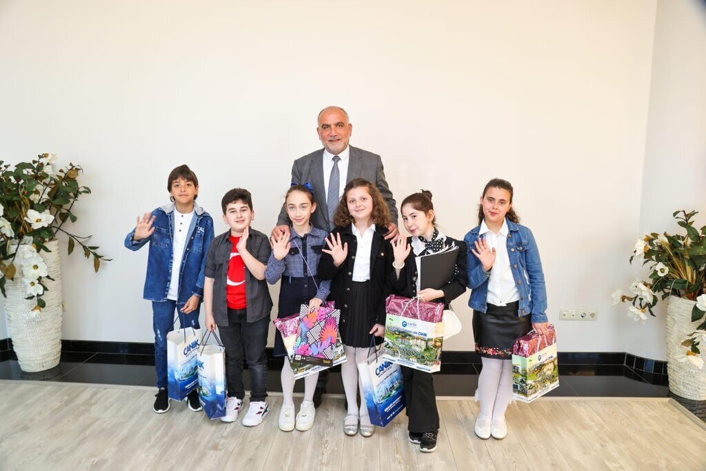 Baskan Ibrahim Sandikcidan Miniklere Hediye