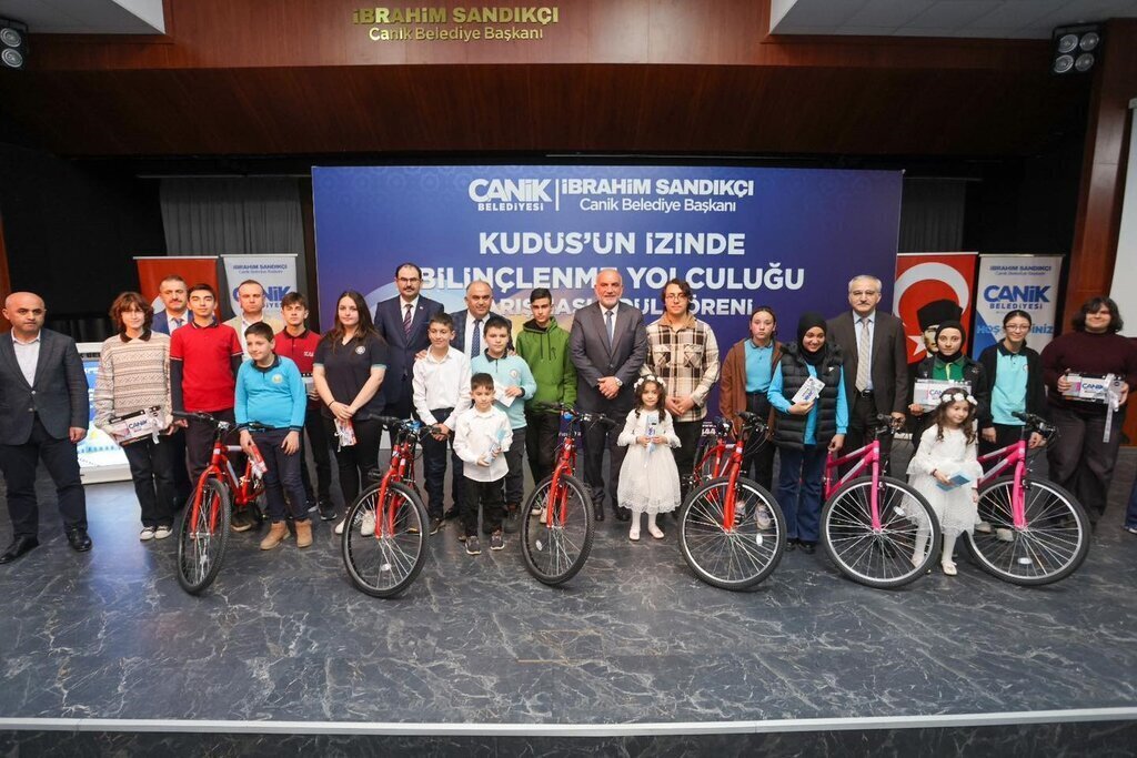 Baskan Sandikcidan Ogrencilere Odul