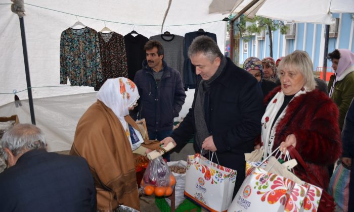 Başkan Topaloğlu pazarda vatandaşlara bez torba dağıttı