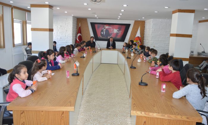 Başkan Özdemir minik öğrenciler ile buluştu