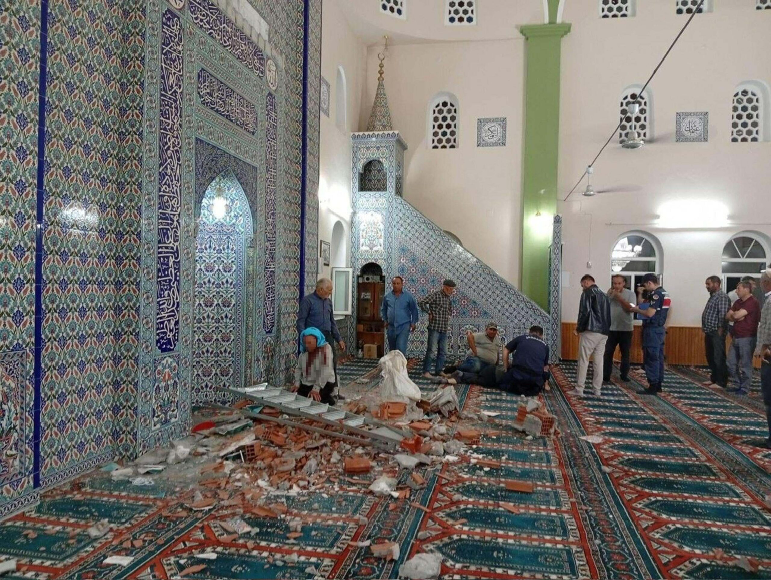 CAMIDE DUVARDAN KOPAN SIVA VE TUGLA PARC 859385 254980 scaled