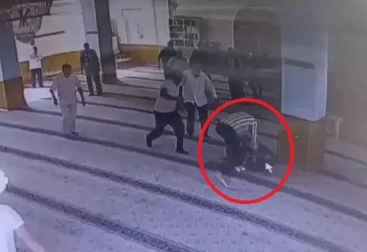 CAMIDE KOMSUSUNU BICAKLAYARAK OLDUREN SA 991615 294213