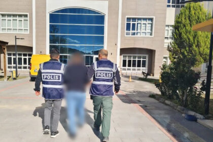 CAMINI KIRIP GIRDIGI MARKETTE YIYIP ICEN 956257 284003 e1760083355918