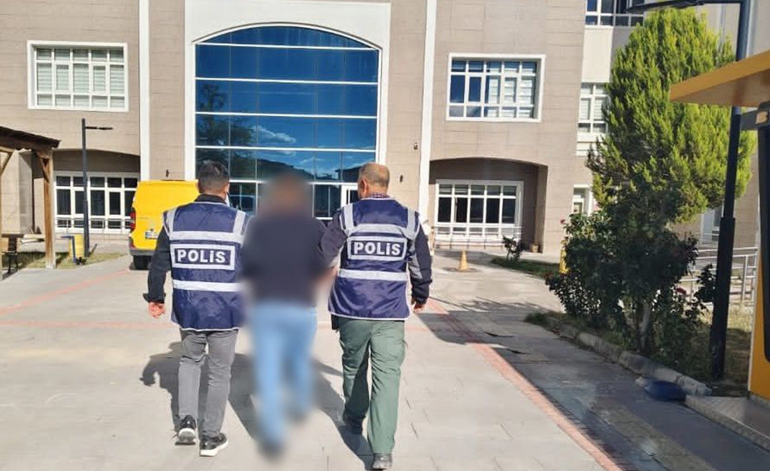 Camını kırıp girdiği markette yiyip içen şüpheli tutukla