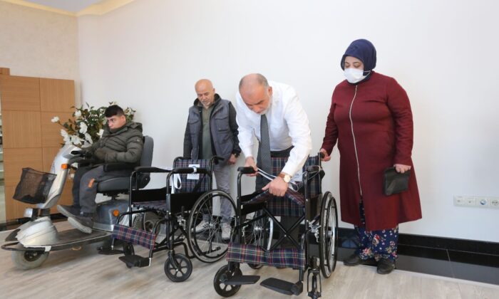 Başkan İbrahim Sandıkçı, ilçedeki engellilere tekerlekli sandalye hediye etti