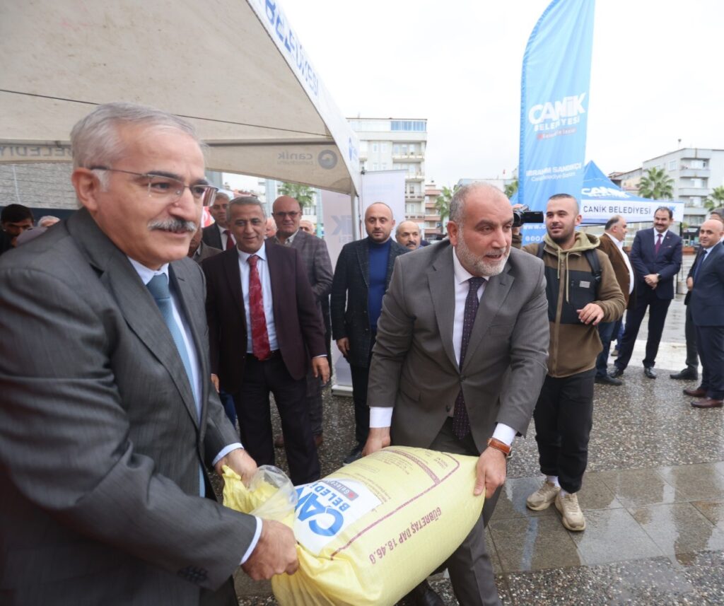 Tarımda Öncü Canik’ten Çiftçilere Gübre