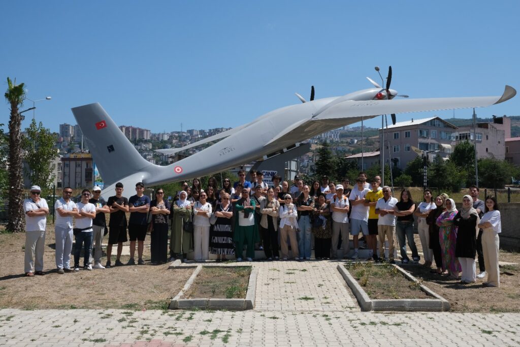 Romanyalı öğrenciler Canik’te Akıncı TİHA ile poz verdi