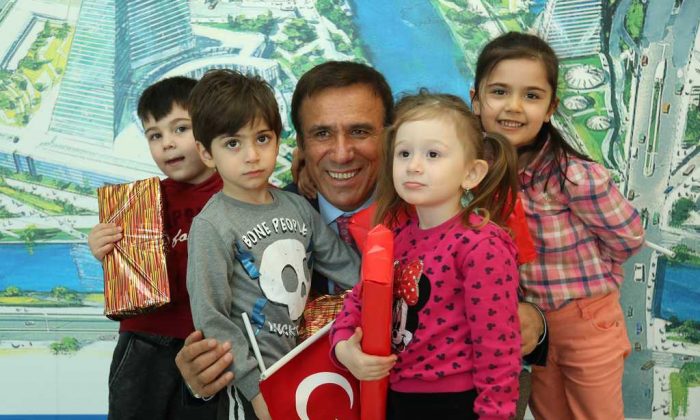 Başkan Genç çocukları sevgiyle karşılıyor