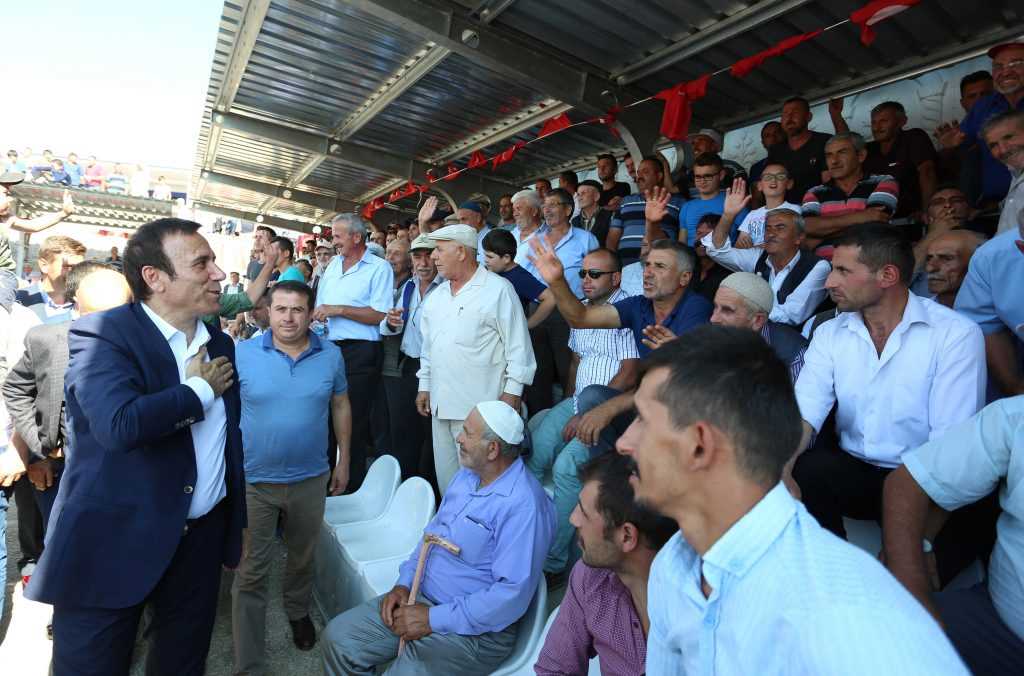 Genç ata binerek yarışmacılara destek verdi