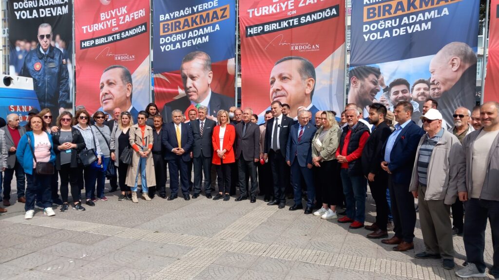 CHP Samsun’da Cumhurbaşkanı Erdoğan’ın afişinin önünde fotoğraf çektirip isyan etti!