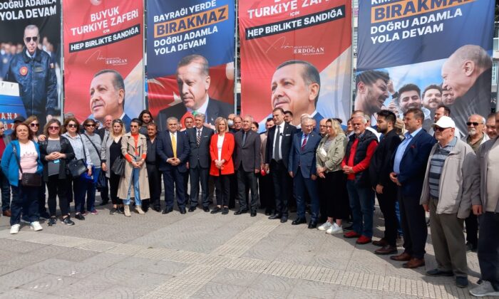 CHP Samsun’da Cumhurbaşkanı Erdoğan’ın afişinin önünde fotoğraf çektirip isyan etti!