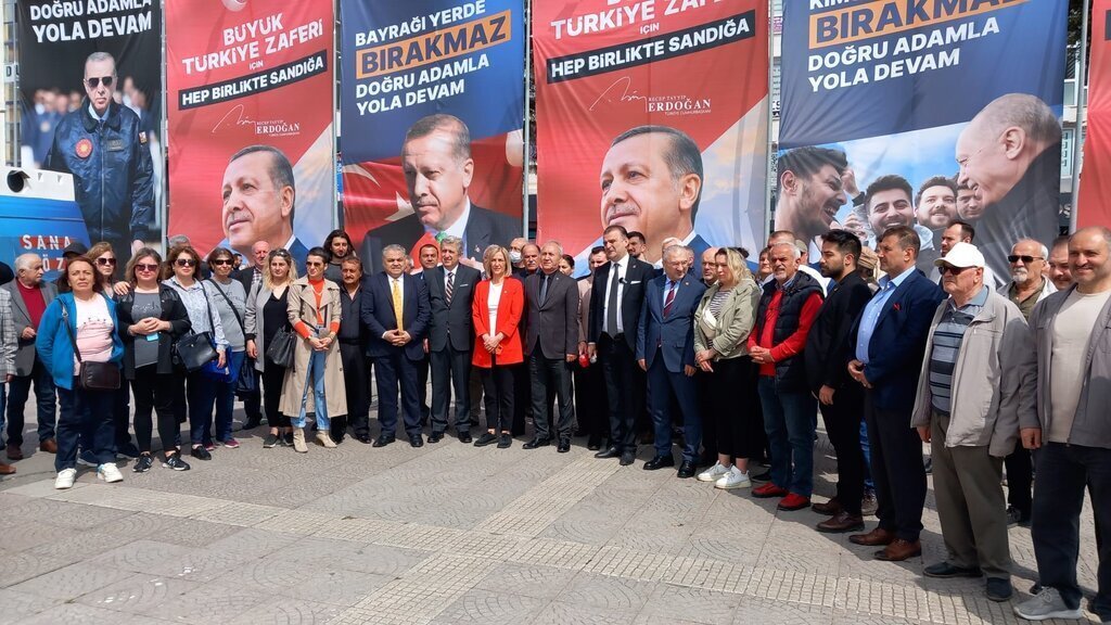 CHP Samsundan Cumhurbaskani Erdoganin afisinin onunde fotograf cektirip isyan etti