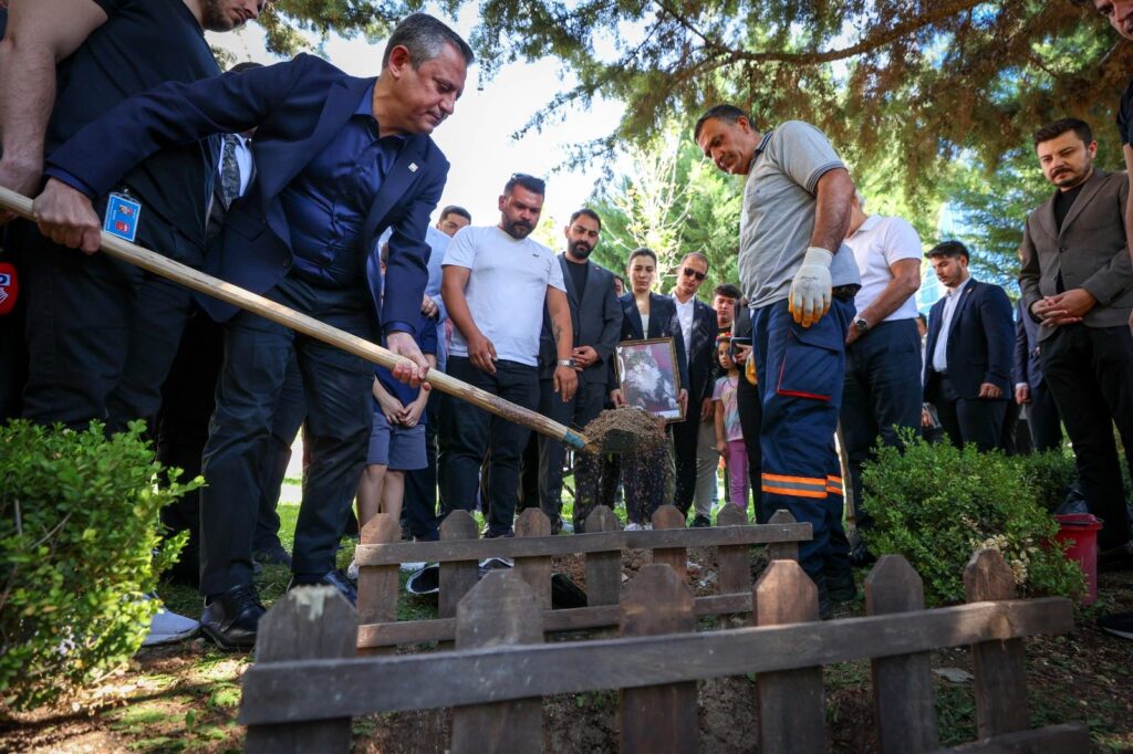 CHP’nin ölen kedisi Şero, partinin genel merkezine gömüldü