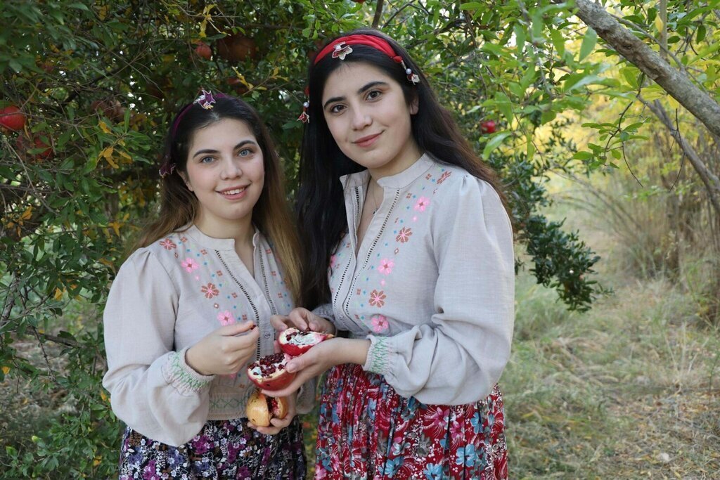 CIFTCI IKIZ KIZ KARDESLER ATA TOPRAKLAR 406195 119677 scaled