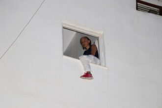 COCUKLARI BENZINLE YAKMAYA CALISAN SANIG 943946 280381