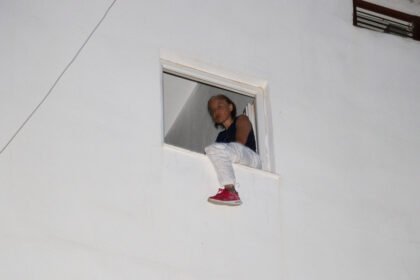 COCUKLARI BENZINLE YAKMAYA CALISAN SANIG 943946 280381